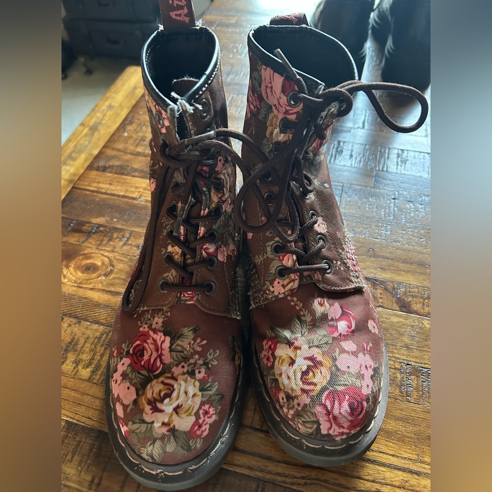 Dr. Doc Martens floral boots. Size 8